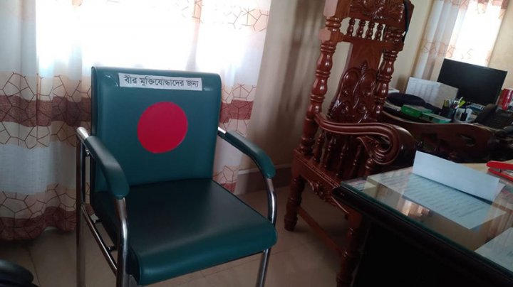 ৫ থানার চেয়ারে ‘জাতীয় পতাকা’, অবমাননা বলছেন মুক্তিযোদ্ধারা